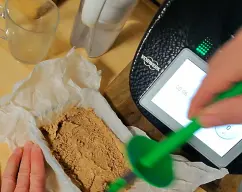 Step <p>Meter la mezcla en el molde de turrón o bien con papel de horno o film darle la forma de tableta y al frigorífico mínimo 30 minutos. </p> illustration