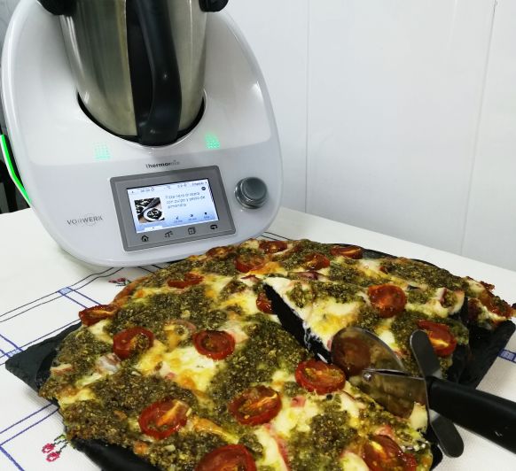 Una pizza original: nero di sepia con pulpo y pesto de almendra